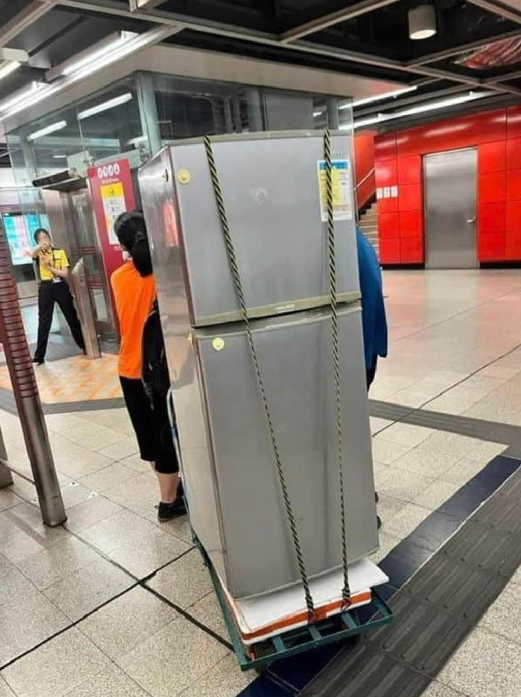 網絡近日瘋傳這張乘客推大雪櫃搭港鐵的相片，大雪櫃巨型到高過人，成為網民熱話焦點。