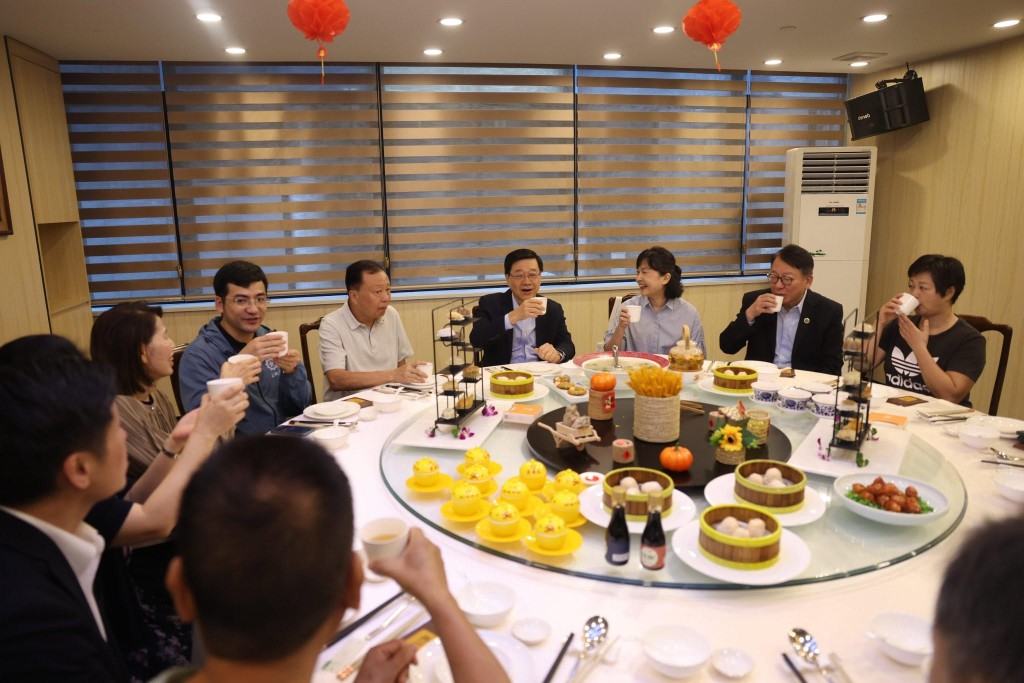 李家超表示,很高興在茶聚中親耳聽到長者們分享,政府發放的每月現金津貼有效改善了他們的退休生活質素。李家超FB圖片 李家超表示,很高興在茶聚中親耳聽到長者們分享,政府發放的每月現金津貼有效改善了他們的退休生活質素。李家超FB圖片