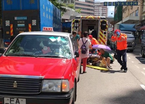 2019年6月6日下午1時許，一輛的士沿興芳路往荃灣行駛，至近榮芳路時，將一名橫過馬路的男子撞及，路人頭撼擋風玻璃受傷送院。(網圖)