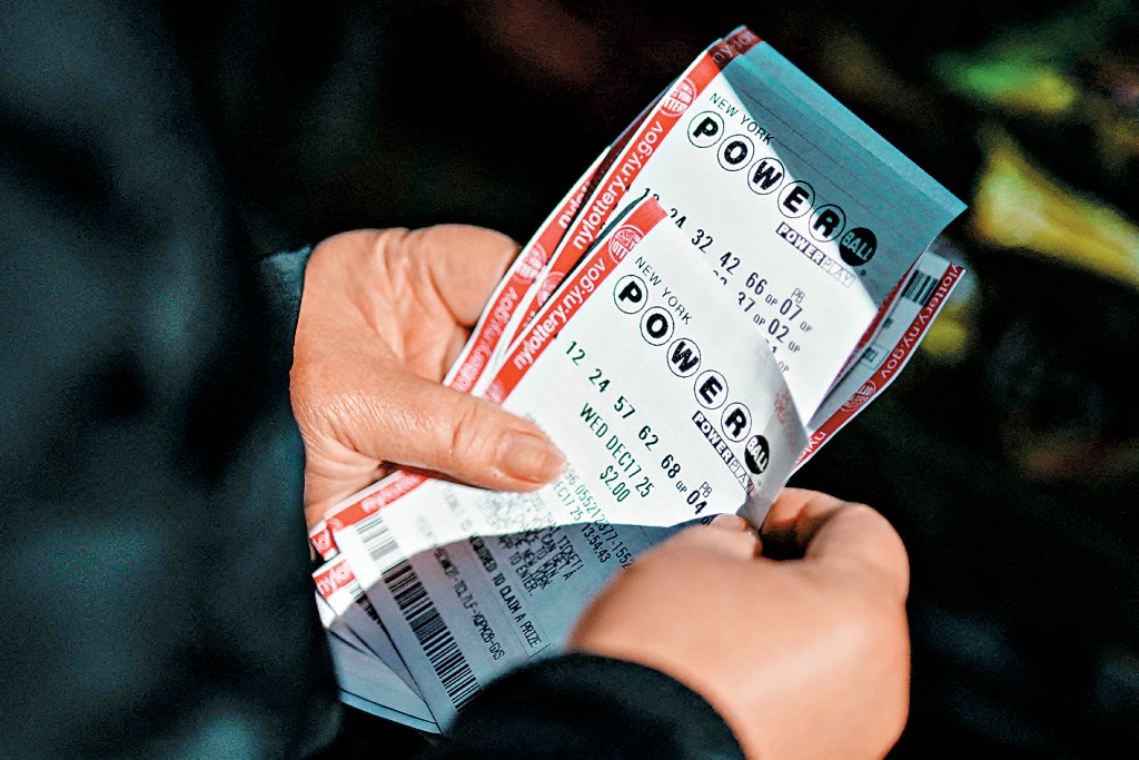 纽约市民持强力球彩票。