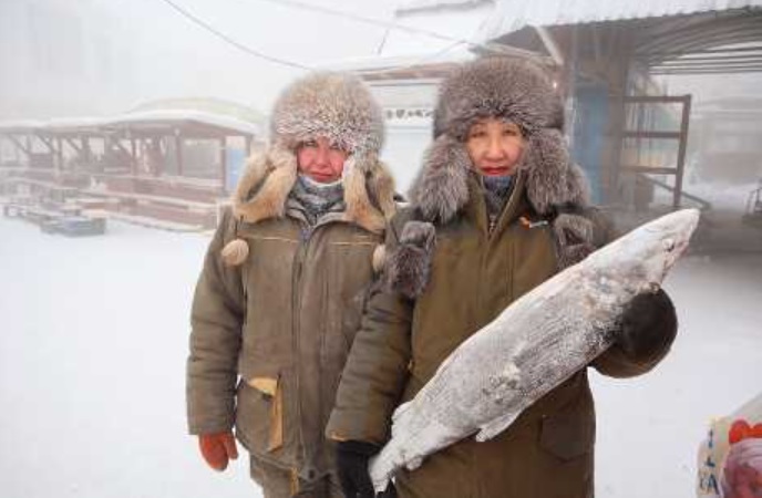 俄羅斯西伯利亞雅庫茨克市露天市場的漁販,賣魚連雪櫃都可以省去。路透社