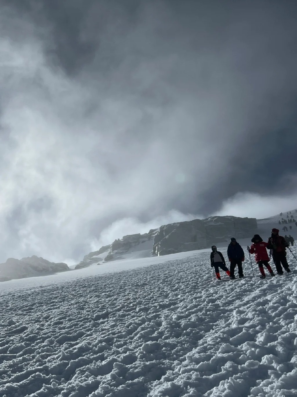 哈巴雪山被指是入门级雪山，近年受年轻登山者欢迎。小红书