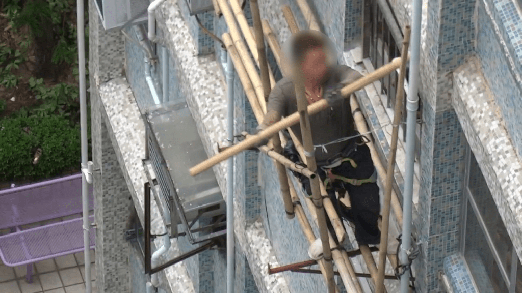 他解释，在高空位置搭棚时，安装「第一条竹」及最后收棚本已是风险最高的工序，如再使用更重的金属物料，将会提高施工难度，并间接增加物料堕下或工人失足风险。