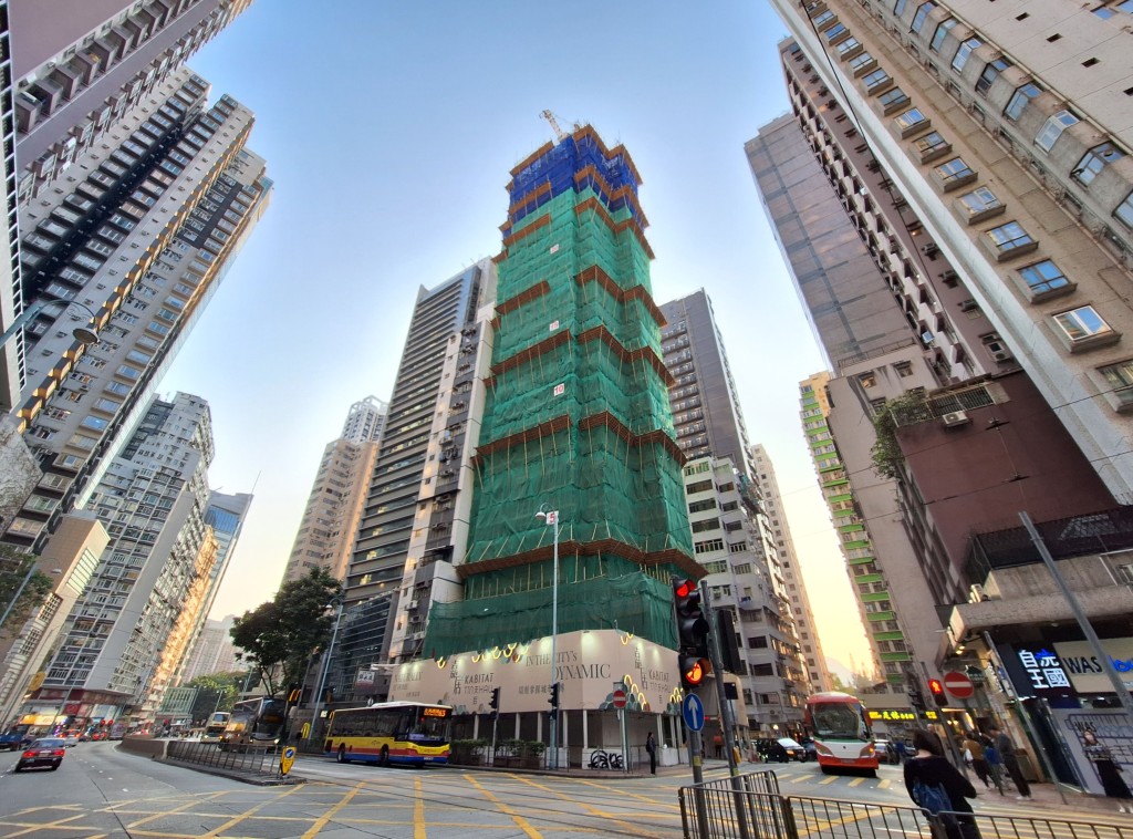 項目設有約74伙，提供2房及3房戶型，預計關鍵日期為2026年11月5日，樓花期不足11個月。