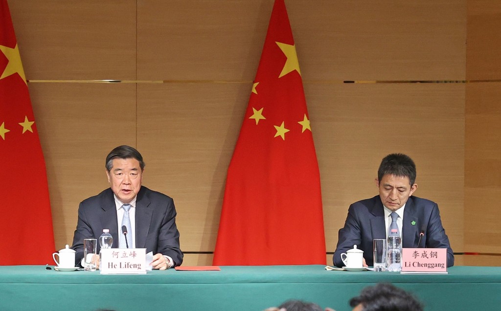 何立峰和李成鋼在記者會上。 新華社 何立峰和李成鋼在記者會上。 新華社