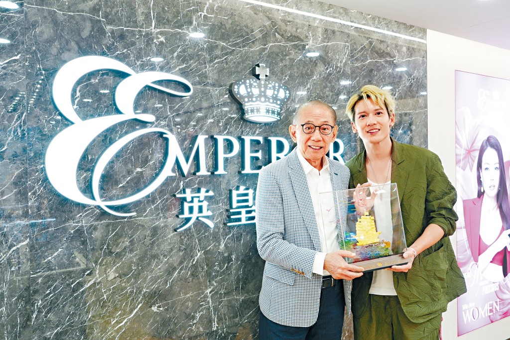 Kenny得償所願,獲老闆送上「一帆風順」金帆船。