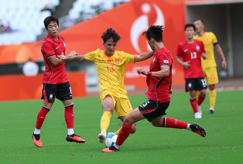 国足U23在亚运领先下1:2不敌南韩U23无缘金牌。新华社