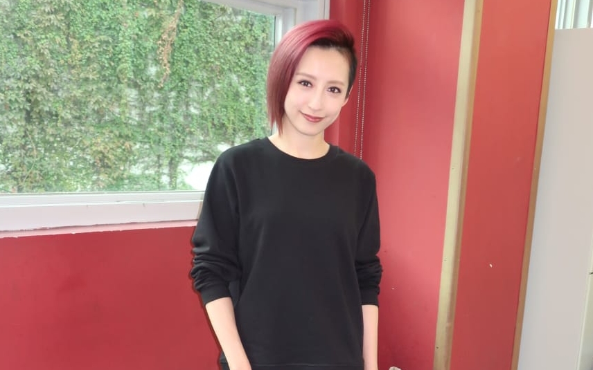 龔嘉欣憶述當日小腿傷口有個窿,仍忍痛拍攝完成後才醫治。