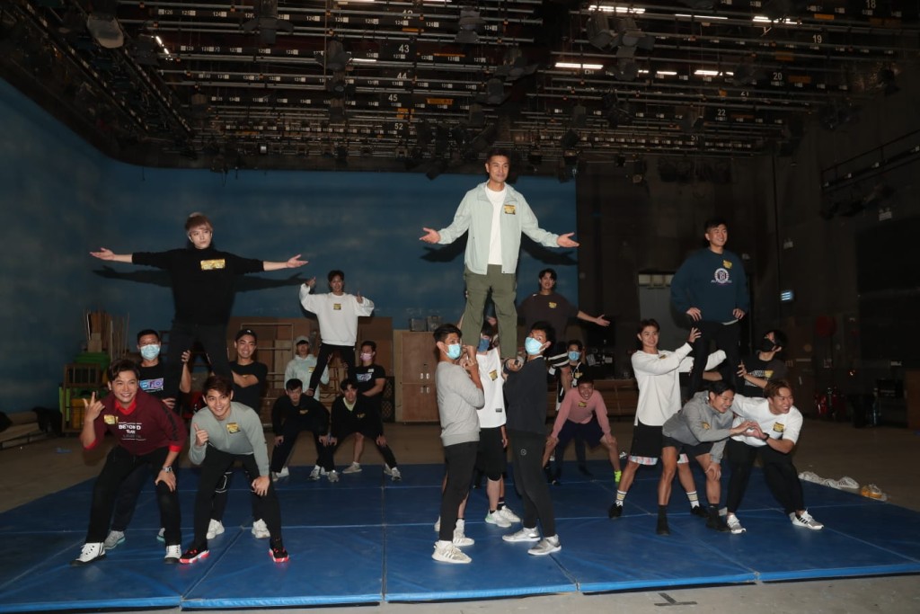 展鹏指正式表演时会更吃力。