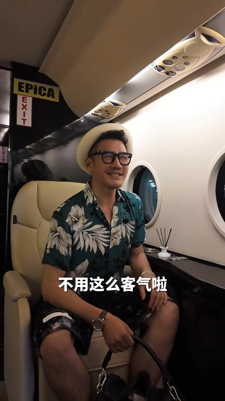 瞿穎安排豪華巴士接送胡兵。 瞿穎安排豪華巴士接送胡兵。