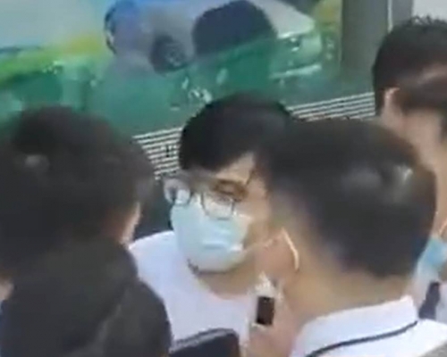 一名維權者被汽車店職員迫到角落。互聯網圖片