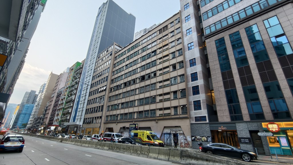 一名男子從高處墮下,跌落低層位置。 一名男子從高處墮下,跌落低層位置。