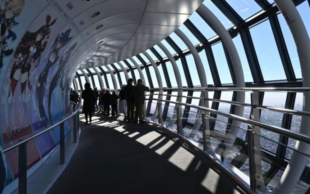 有游客表示，自晚上约8时半起需等候近一个半小时，才能乘坐恢复运行的电梯离开观景台，现场一度有三、四百人等候。图为晴空塔观景台。Alamy示意图