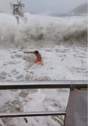 市民观浪险象环生，劝极唔走。影片截图