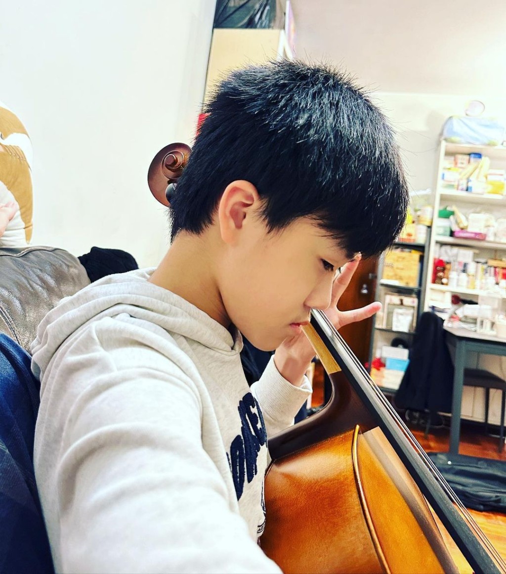 Philip仔兴趣广泛、多材多艺，还会拉大提琴。