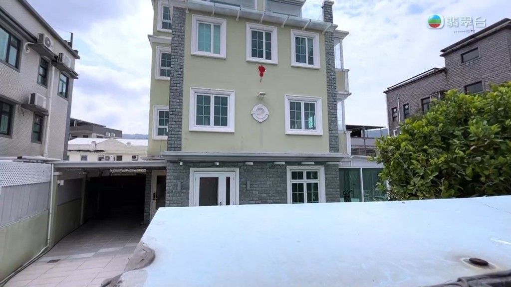 但由於業主兩夫婦已經離婚,王淑玲查冊後多番要求女業主補上文件。 但由於業主兩夫婦已經離婚,王淑玲查冊後多番要求女業主補上文件。