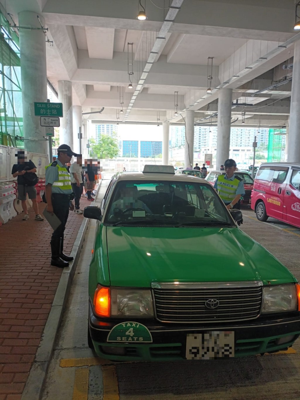 警方在落馬洲票控3名拒載司機。警方圖片