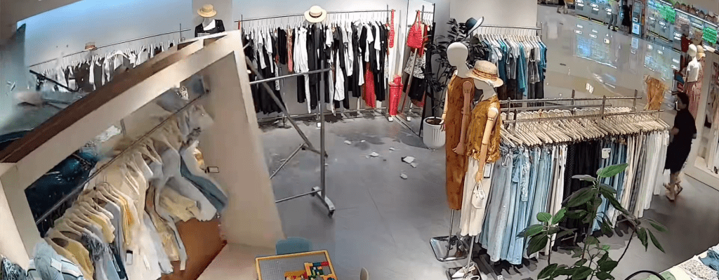 藍色SUV失控直衝入服裝店。