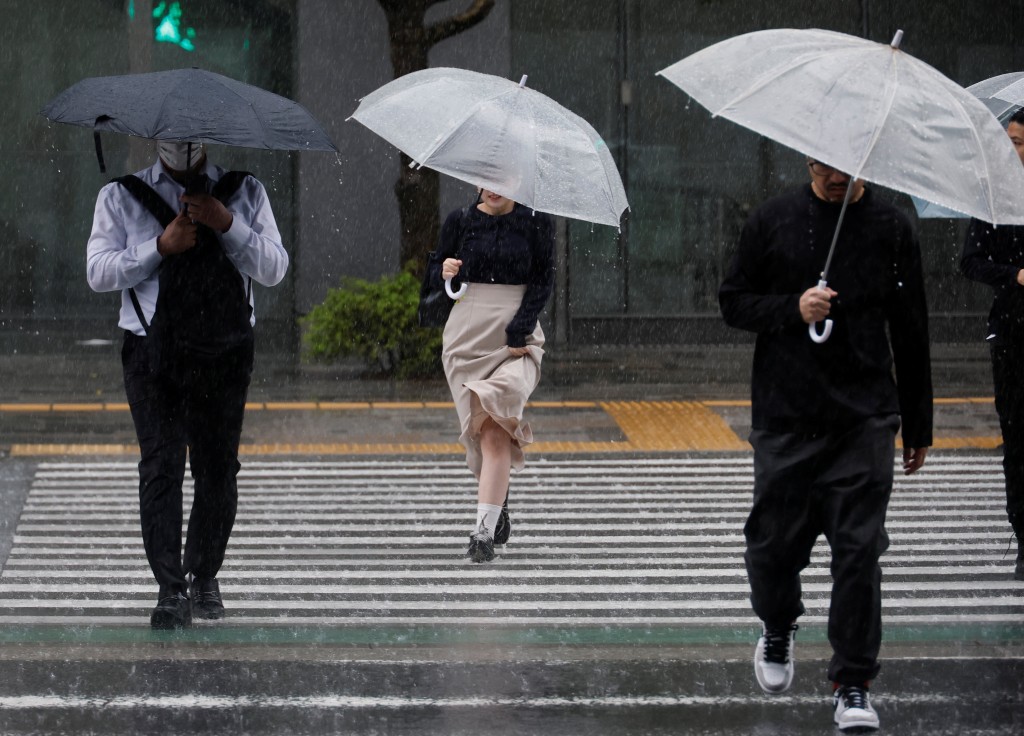 米克拉台风北上期间将撞上在日本附近滞留的梅雨锋面，全日本多地恐掀起警报级的间歇性暴雨。路透社