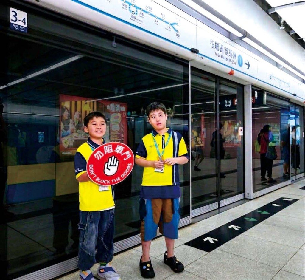 小學生化身「港鐵小站長」,在真實車站環境內了解車站管理及日常運作。 小學生化身「港鐵小站長」,在真實車站環境內了解車站管理及日常運作。