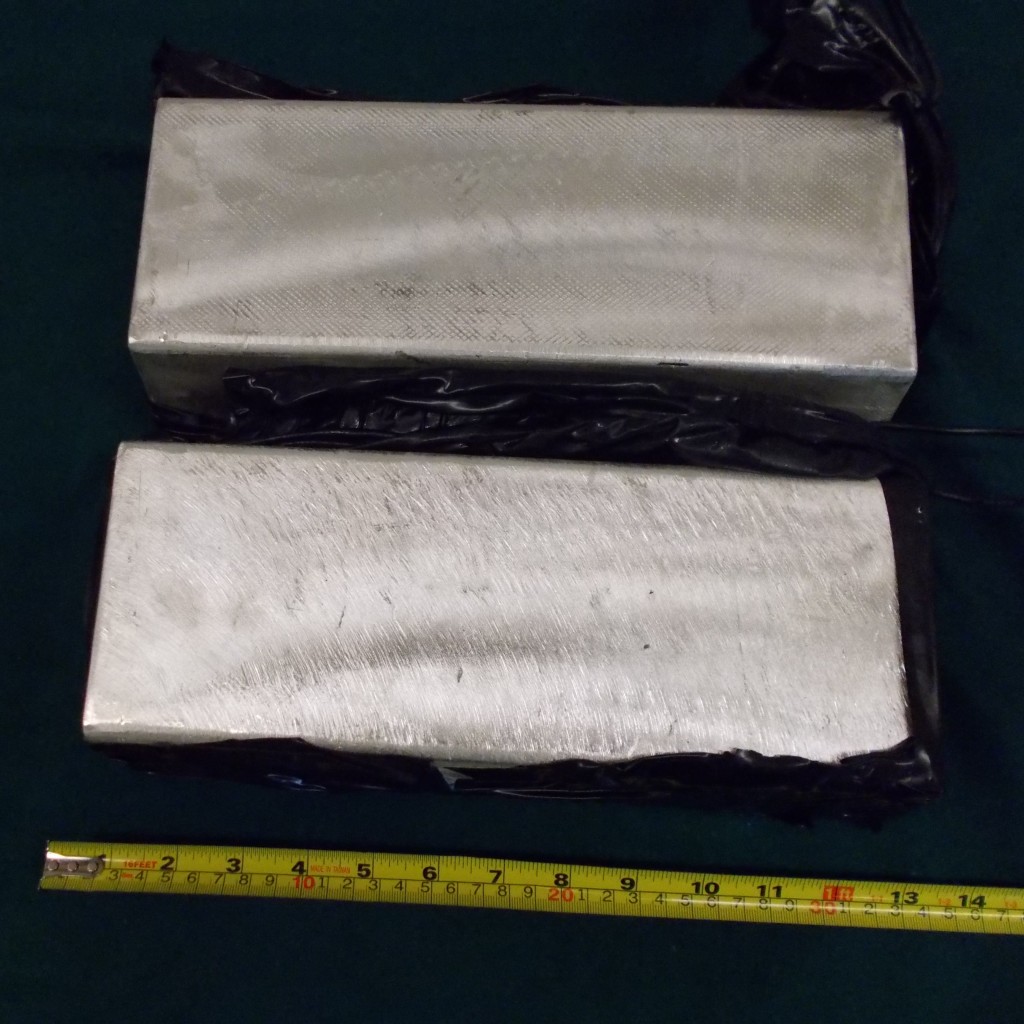 懷疑走私銀磚重約63公斤、約值120萬元。 懷疑走私銀磚重約63公斤、約值120萬元。