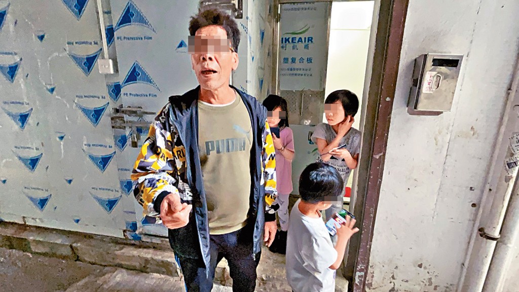 鄰居曾先生照顧3名幼童一晚後,因日間需外出無力繼續照顧報警求助。