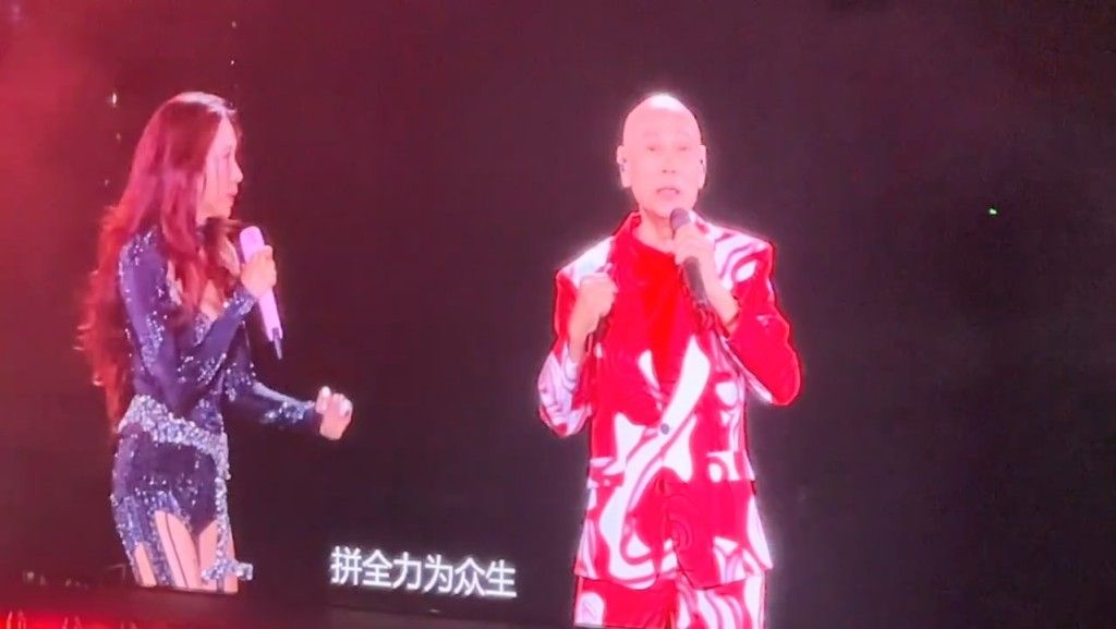 羅家英早前現身莫文蔚西安演唱會,獻唱《Only You》。 羅家英早前現身莫文蔚西安演唱會,獻唱《Only You》。