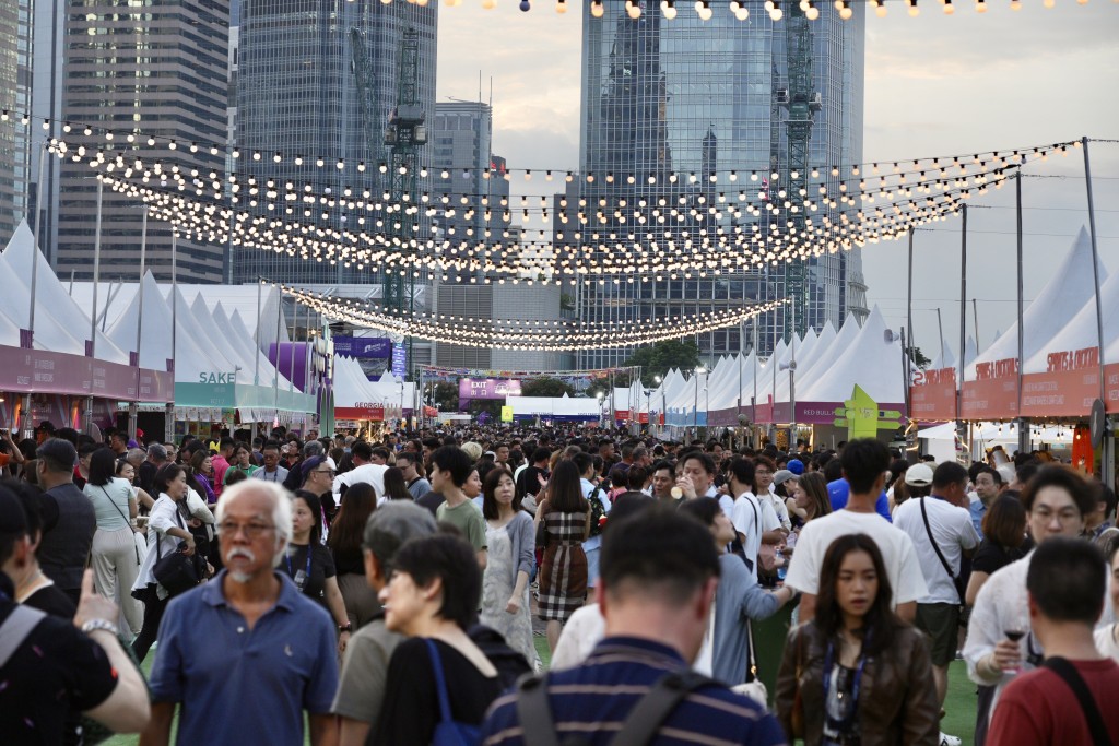 「香港美酒佳肴巡礼」则于中环海滨举行，场内设置超过300个摊位。