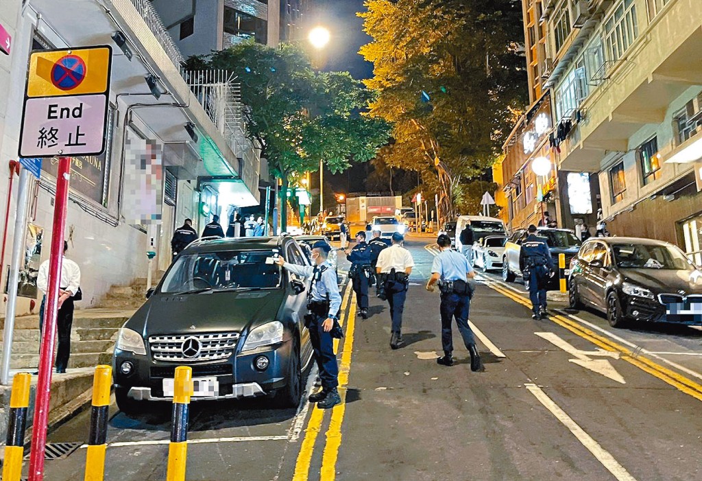 警方在油麻地及尖沙嘴一帶打擊涉及「代客泊車」違泊行為。