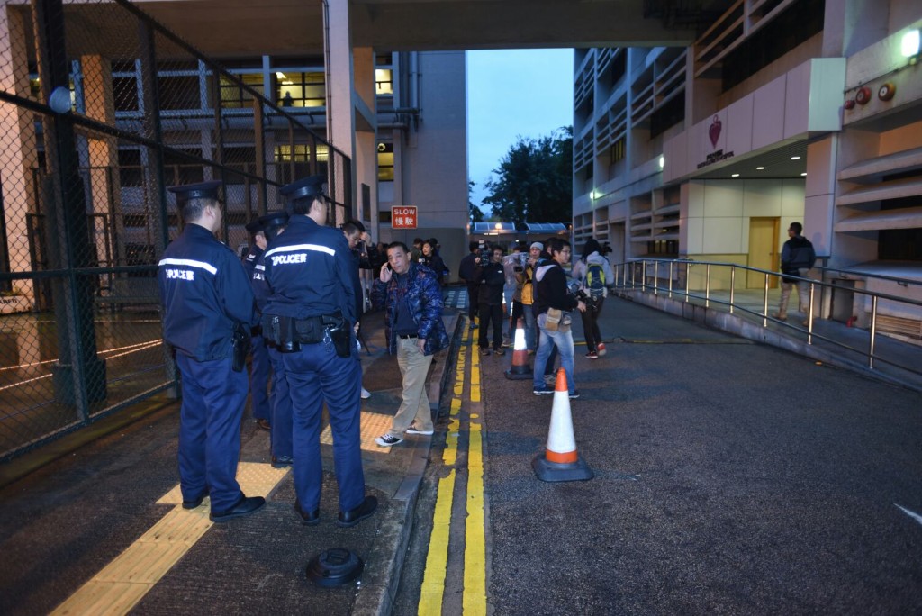 曾蔭權登囚車往高院判刑,警方增派人手。