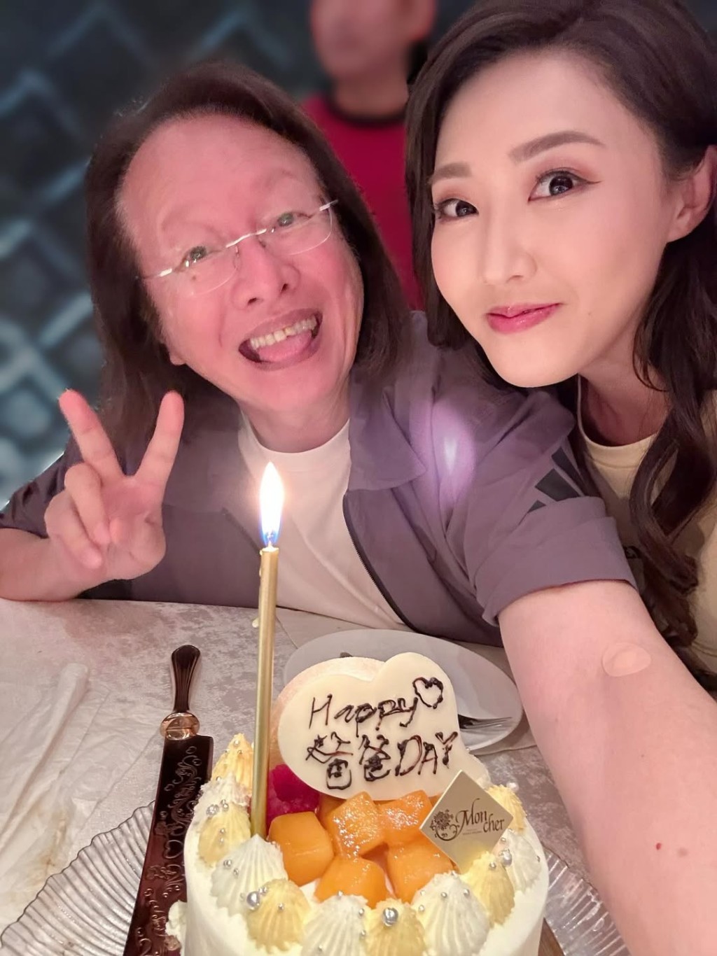 林秀怡近日為前TVB金牌監製潘嘉德慶祝父親節。 林秀怡近日為前TVB金牌監製潘嘉德慶祝父親節。