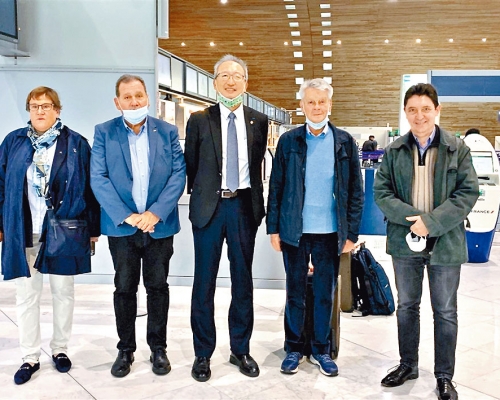 法參議員李察（右二）啟程訪台。台駐法代表吳志中（中）送機。