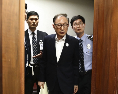南韓前總統李明博(中)。AP圖片