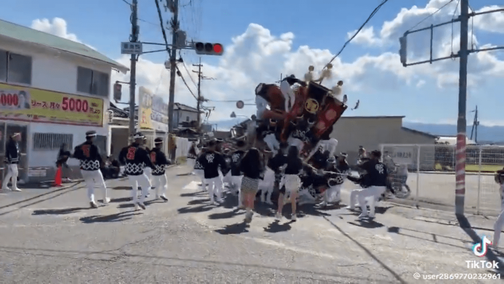 大阪府泉佐野市「地車祭」發生花車翻側事故。 X