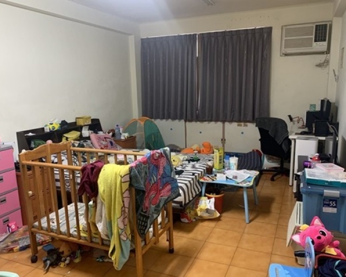 高雄執法人員到一涉毒家庭搜查,檢獲毒品並帶走同住8名兒童。網圖
