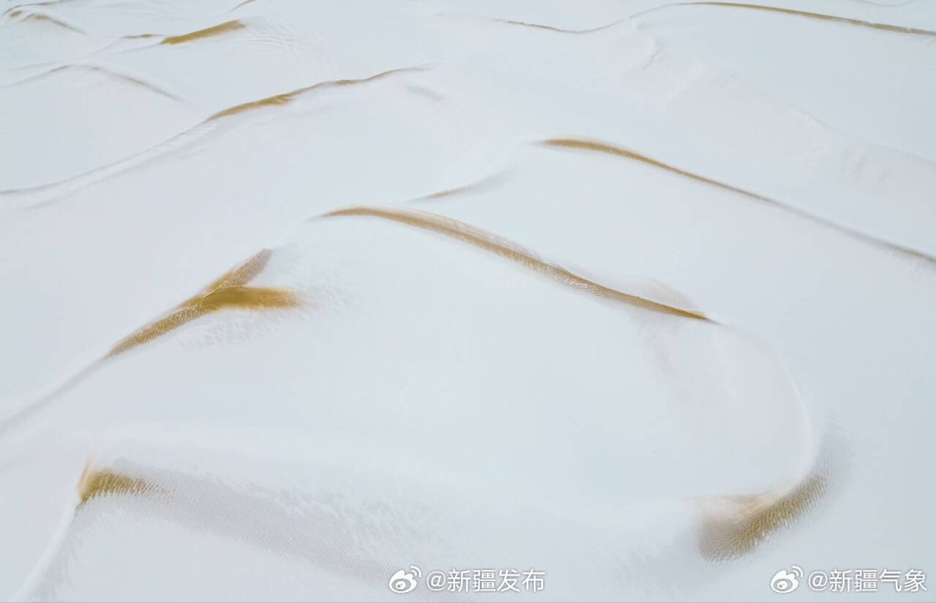 雪後沙漠美景如夢。