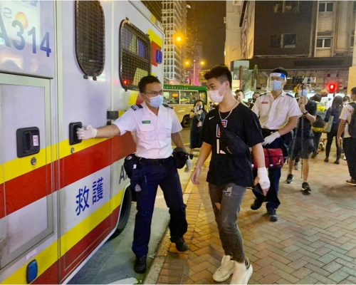 旺角先達廣場一間手機維修店被人破壞,一名男職員手部受傷送院。徐裕民攝