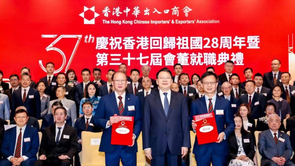 中聯辦尹宗華副主任(中)與中出商會會長貝鈞奇(左)、秘書長溫幸平(右)。 中聯辦尹宗華副主任(中)與中出商會會長貝鈞奇(左)、秘書長溫幸平(右)。