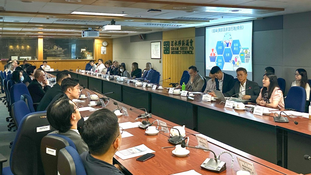 廉署人员出席全港18区超过100场地区扑灭罪行委员会、地区防火委员会及分区委员会会议,向委员讲解《选举(舞弊及非法行为)条例》的规定。ICAC图片 廉署人员出席全港18区超过100场地区扑灭罪行委员会、地区防火委员会及分区委员会会议,向委员讲解《选举(舞弊及非法行为)条例》的规定。ICAC图片