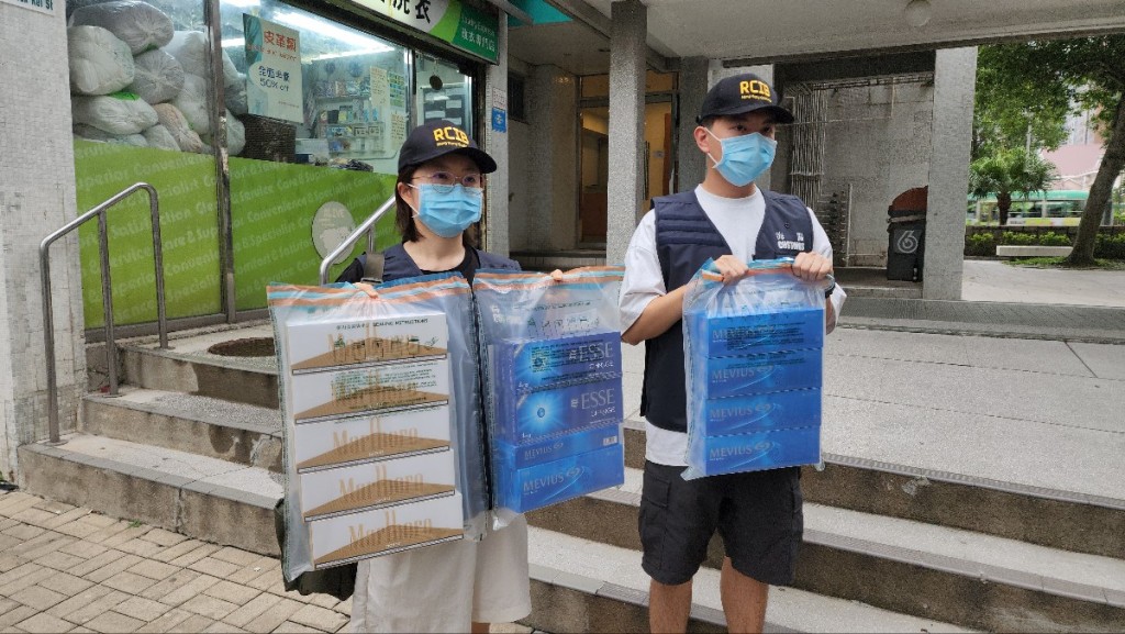 海關檢獲4400件私煙,市值19800港元,應課稅值約14500元。 海關檢獲4400件私煙,市值19800港元,應課稅值約14500元。