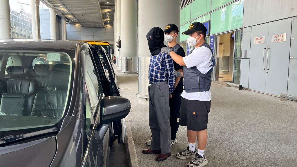 涉案的被捕人士（左一）。政府新聞處圖片