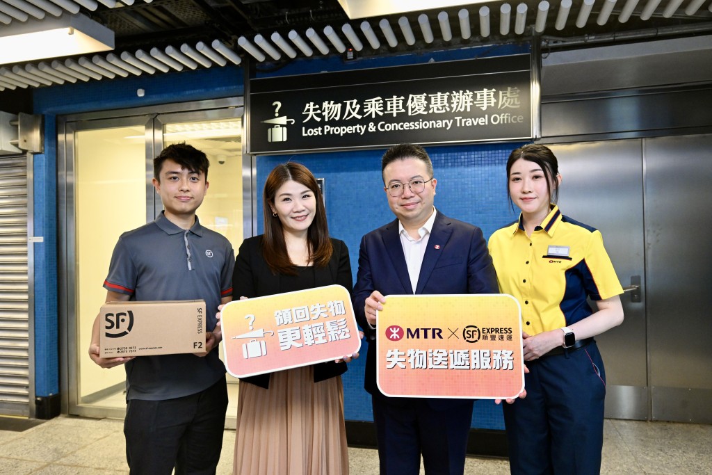 港鐵公司香港客運服務業務單位總數碼拓展及創科經理張兆基(右三)稱,失物一般而言,越早報失,且能準確說出遺失地點、時間及特徵,就越高機會尋獲。劉駿軒攝 港鐵公司香港客運服務業務單位總數碼拓展及創科經理張兆基(右三)稱,失物一般而言,越早報失,且能準確說出遺失地點、時間及特徵,就越高機會尋獲。劉駿軒攝