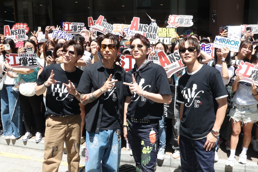4子與fans大合照。 4子與fans大合照。