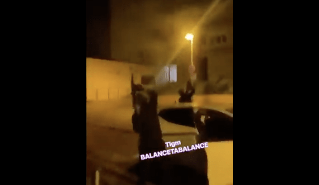 網上影片顯示有人在街頭手持自動步槍向天開火。