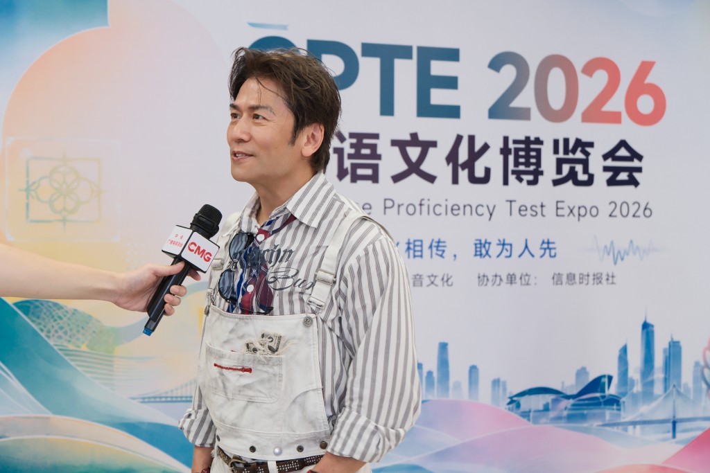 唐文龍接受媒體採訪。