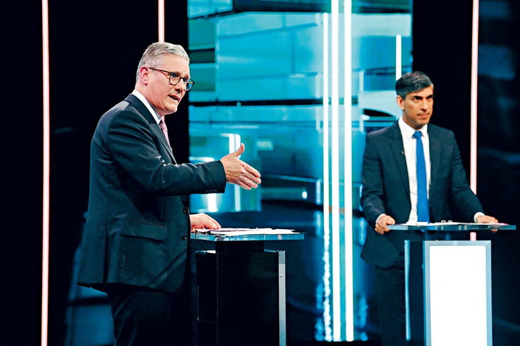 英揆辛伟诚与工党党魁施纪贤（左）周二在独立电视台（ITV）主办的辩论中针锋相对。