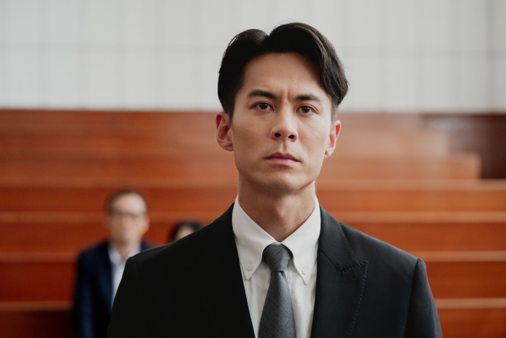 朱鑑然飾演精明能幹的年輕律師。 朱鑑然飾演精明能幹的年輕律師。