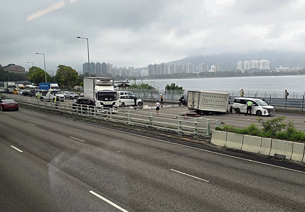 吐露港公路發生五車串燒意外。網上圖片 吐露港公路發生五車串燒意外。網上圖片