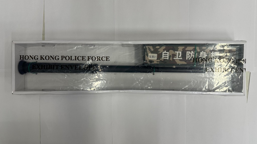 警方檢獲一枝伸縮棍。警方提供