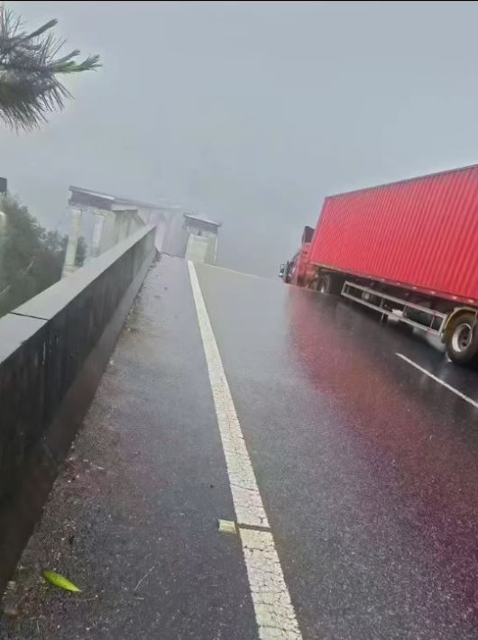 大貨車在斷橋邊及時煞停。抖音